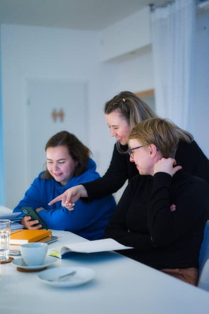 Marketingberaterin Britt Alsdorf erklärt zwei Kundinnen Social Media in einem Workshop