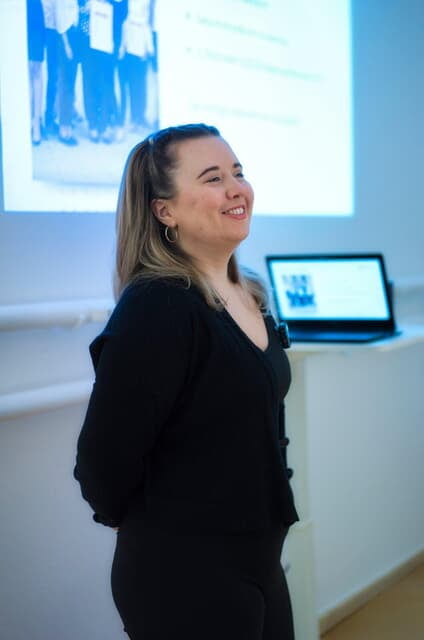 Bild der Marketingberaterin und screenme Gründerin Britt Alsdorf bei einem Vortrag